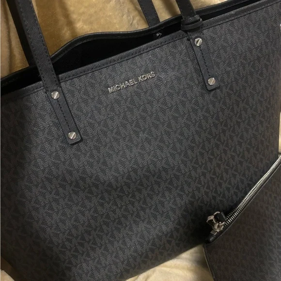 Michael Kors Jet Set LG Drawstring Tote - Picture 3 of 4